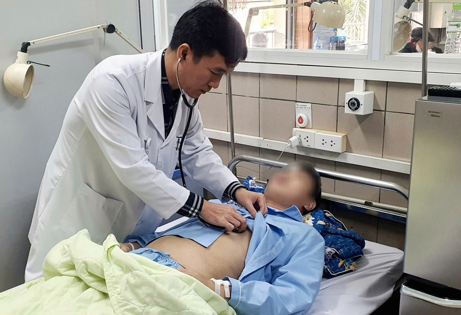TS.BS Nghiêm Trung Dũng - Giám đốc Trung tâm Thận tiết niệu và Lọc máu kiểm tra sức khỏe cho bệnh nhân. Ảnh: BVCC