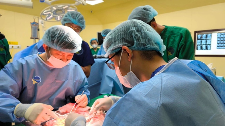 Các bác sĩ tại Bệnh viện Đa khoa Xuyên Á (TPHCM) ghép thận cho bệnh nhân T.T.N.T. bị suy thận giai đoạn cuối. Ảnh: BVCC vi-sao-nguoi-bi-suy-than-ngay-cang-tre-hoa-1-8634.jpg