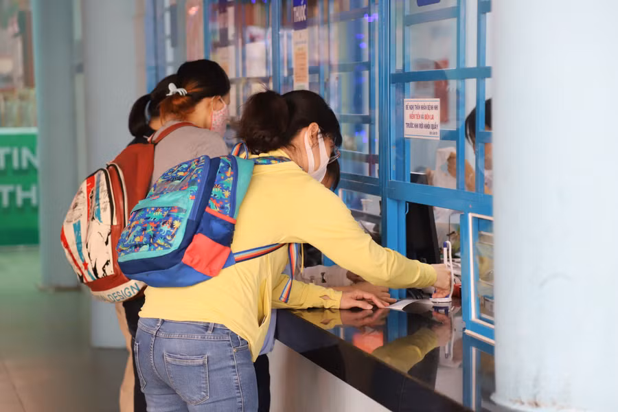 Phụ huynh đăng ký khám bệnh cho con tại Bệnh viện Nhi đồng 1 (TPHCM). Ảnh: Lâm Ngọc