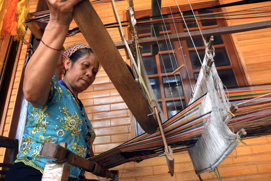 Dệt thổ cẩm là một phần văn hóa của người dân bản Mác. Ảnh: Đình Tuân.