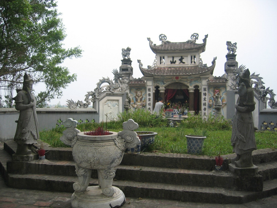 Lăng Văn Sơn - nơi an nghỉ của tướng quân Văn Dĩ Thành. Ảnh: Sở VH-TT Hà Nội. tuong-da-xoa-va-hanh-trinh-ghi-danh-hoi-hat-cheo-tau-3.jpg