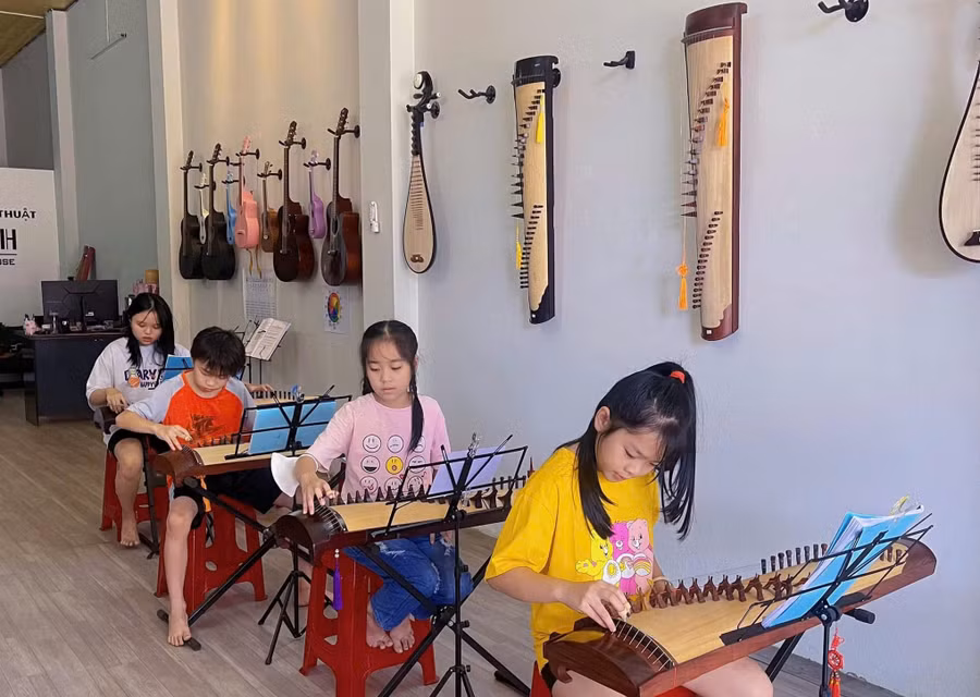 Những học viên theo học lớp đàn tranh của Như Quỳnh. Ảnh: Dung Nguyễn