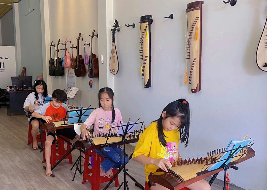 Những học viên theo học lớp đàn tranh của Như Quỳnh. Ảnh: Dung Nguyễn