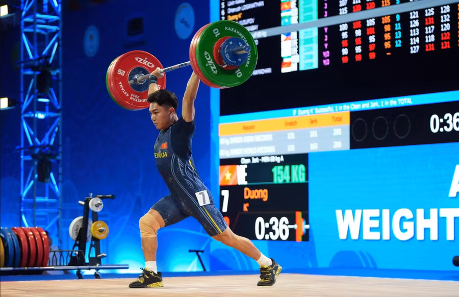 K’Dương thi đấu tại Giải vô địch cử tạ trẻ và thanh thiếu niên châu Á năm 2025. Ảnh: INT.