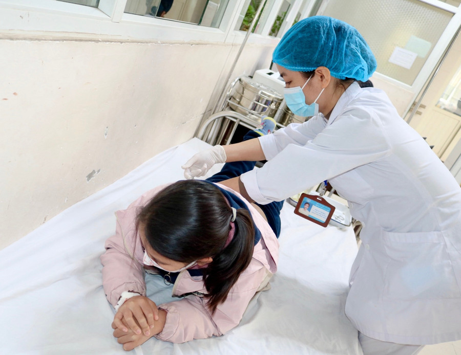 Trẻ được tiêm thuốc điều trị dậy thì sớm tại Bệnh viện Sản Nhi số 1. Ảnh: BVCC day-thi-som-o-tre-bao-dong-ve-nhung-he-luy-2.jpg