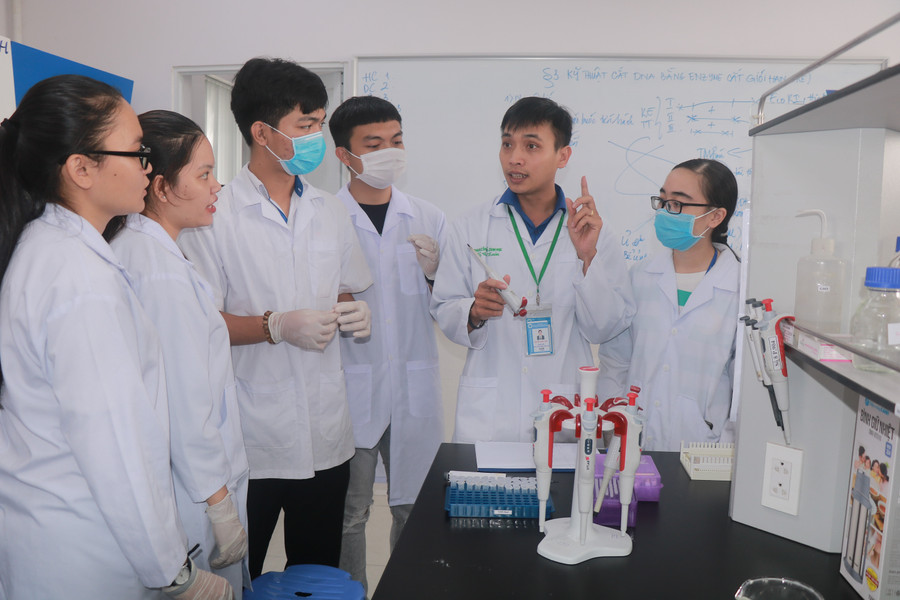 Hoạt động nghiên cứu khoa học tại Trường Đại học Công Thương TPHCM. Ảnh: Văn Vũ