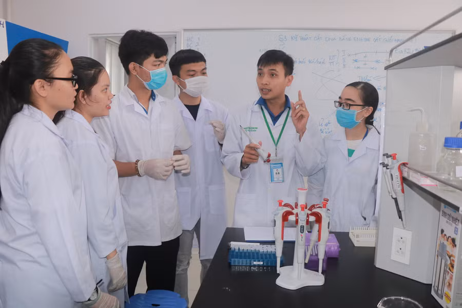 Hoạt động nghiên cứu khoa học tại Trường Đại học Công Thương TPHCM. Ảnh: Văn Vũ