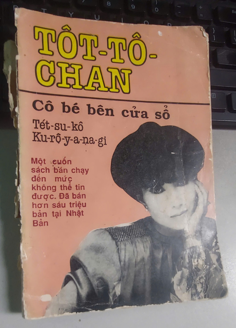 Bìa cuốn truyện 'Totto-chan: Cô bé bên cửa sổ' được Nhà xuất bản Kim Đồng ấn hành năm 1989. Ảnh: Anh Sơn. cam-thu-van-hoc-khi-nguoi-lon-dung-cam-thay-doi-vi-con-tre-1.jpg