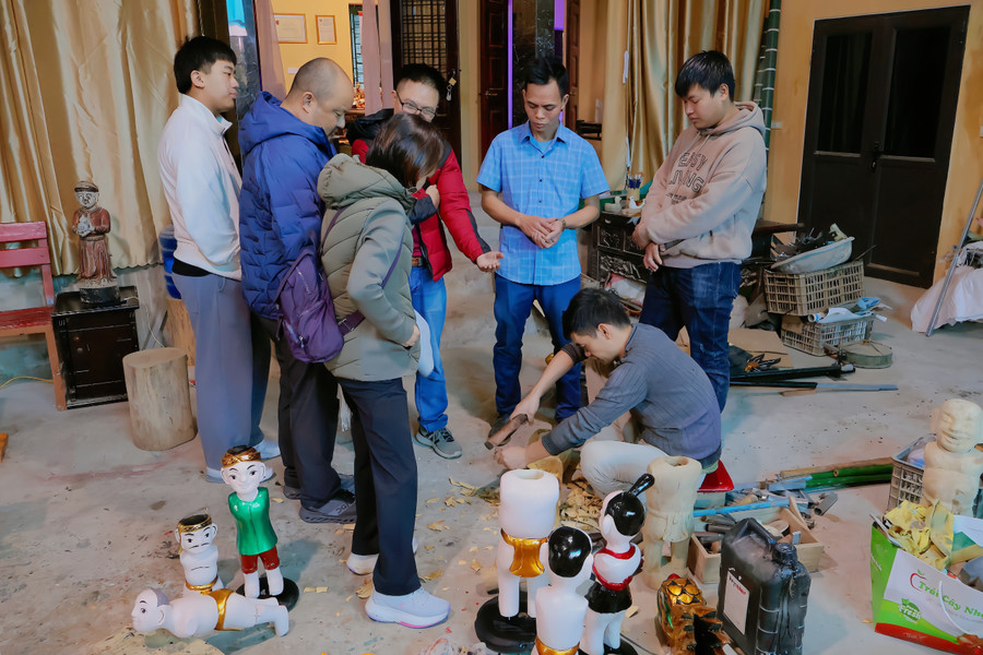 Làng Rạch trở thành điểm dừng chân hấp dẫn du khách nước ngoài. doc-dao-roi-nuoc-lang-thach-3.jpg