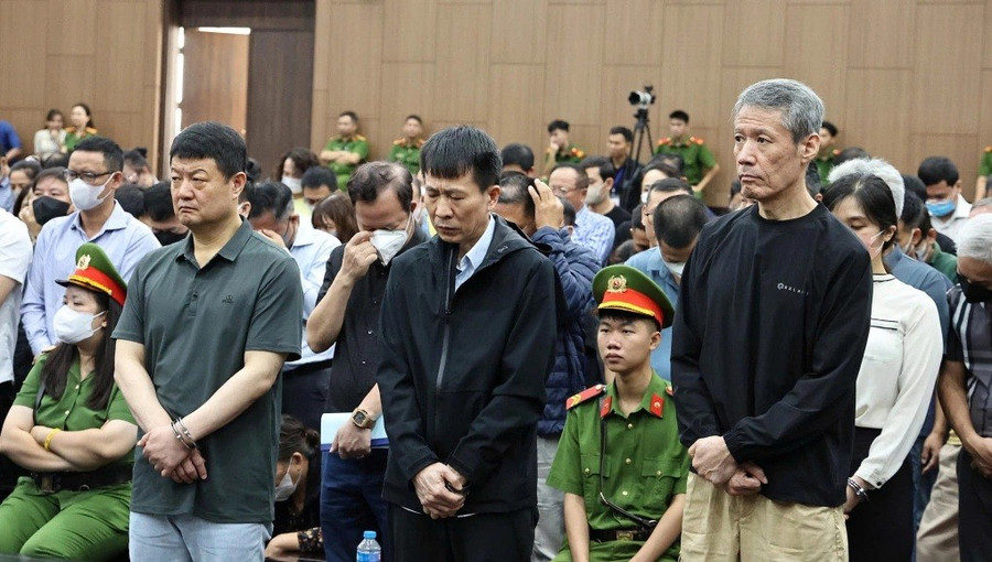 Ba bị cáo người Hàn Quốc (hàng đầu) bị xét xử về tội Tổ chức đánh bạc. Ảnh: Danh Lam