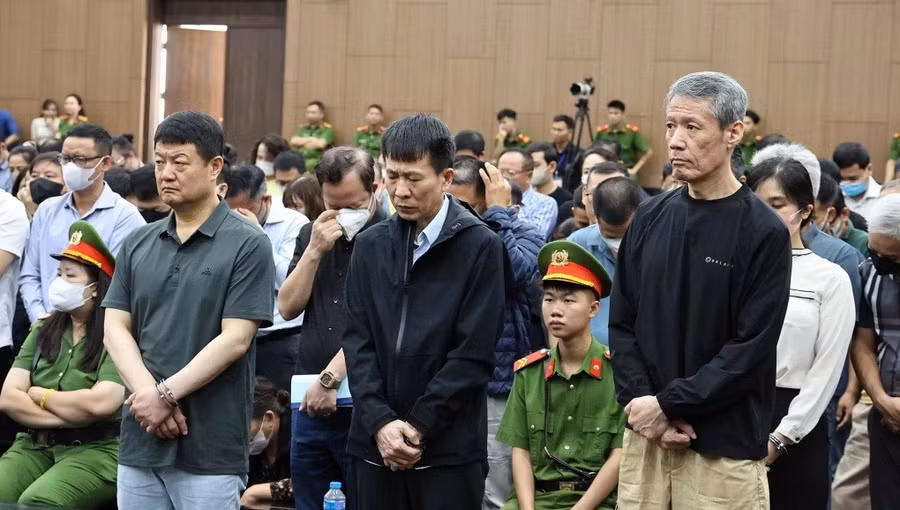 Ba bị cáo người Hàn Quốc (hàng đầu) bị xét xử về tội Tổ chức đánh bạc. Ảnh: Danh Lam