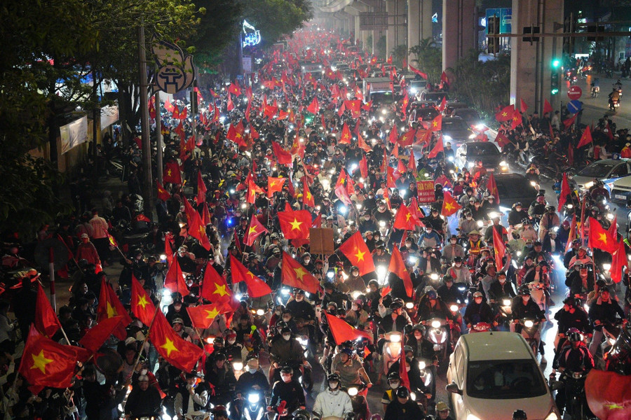 Người hâm mộ Việt Nam ăn mừng chức vô địch ASEAN Cup 2024. Ảnh: INT