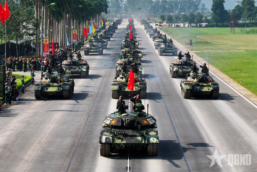 Khối xe tăng hành tiến tại buổi tổng hợp luyện diễu binh, diễu hành lần thứ nhất ngày 17/7. Ảnh: Báo Quân đội Nhân dân. 80-nam-hanh-trinh-doc-lap-tu-do-hanh-phuc-1.jpg