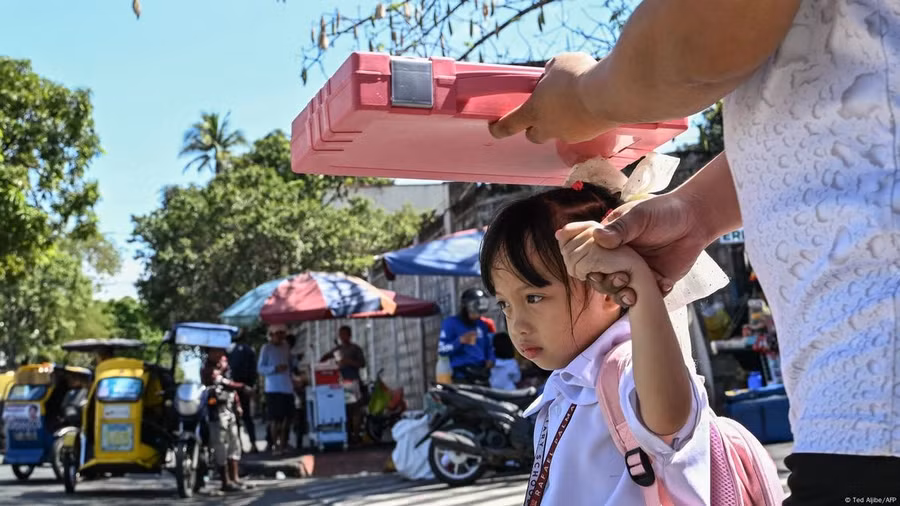 Nắng nóng kéo dài khiến trẻ em Philippines phải nghỉ học.