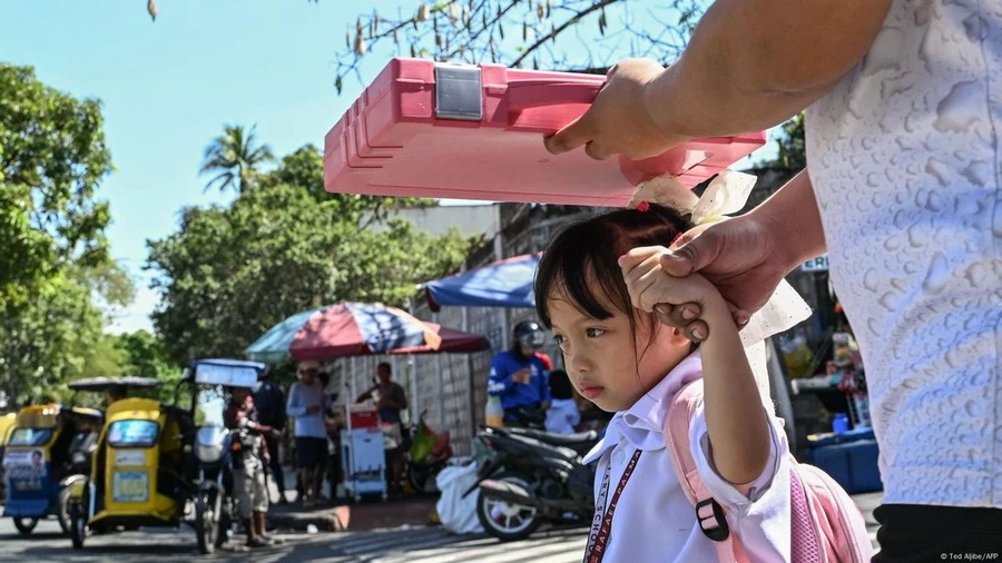 Nắng nóng kéo dài khiến trẻ em Philippines phải nghỉ học.