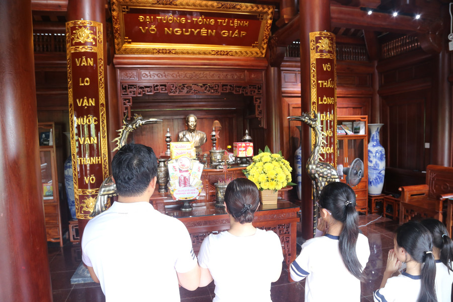 Gia đình anh Trần Văn Khánh đến tri ân và tưởng niệm Đại tướng. tet-doc-lap-tren-que-huong-dai-tuong-vo-nguyen-giap-5.jpg