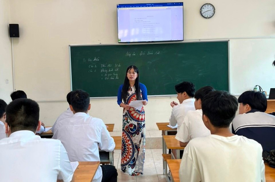 Một tiết học môn Ngữ văn của cô trò Trung tâm GDTX Bắc Ninh. Ảnh: VH.