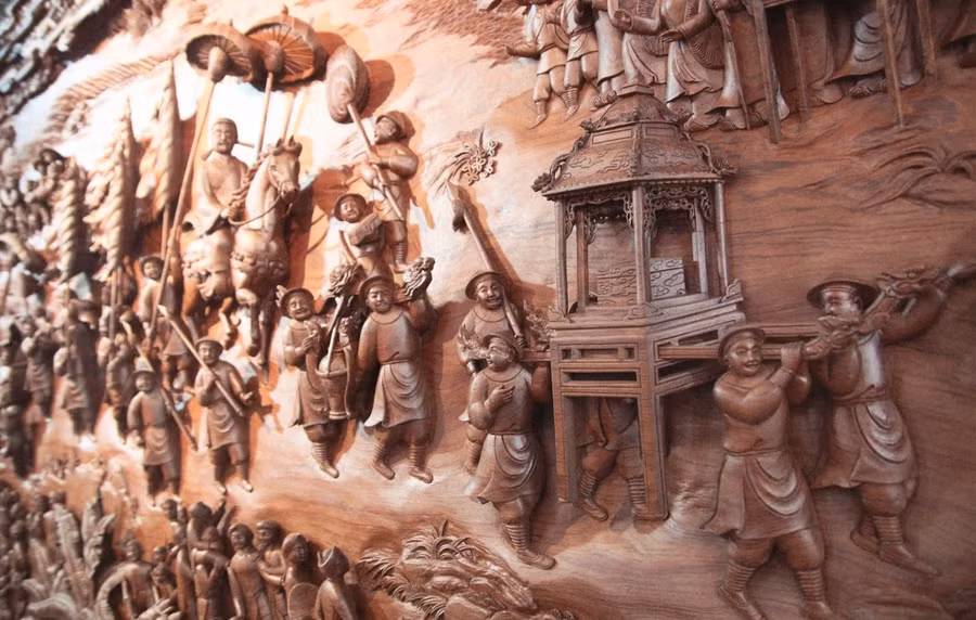 Một phần của bức tranh gỗ 'Vinh quy bái tổ' dài 8,33m.