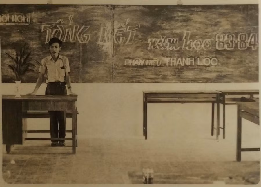 Thầy giáo Nguyễn Văn Ngai năm học 1983 - 1984. Ảnh: NVCC