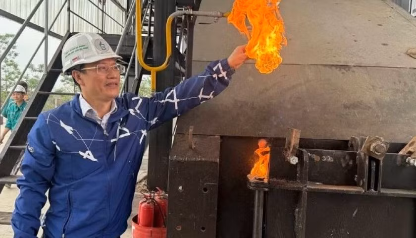 KS Bùi Quốc Dung đốt thử nghiệm dầu nhiệt phân từ hệ thống.