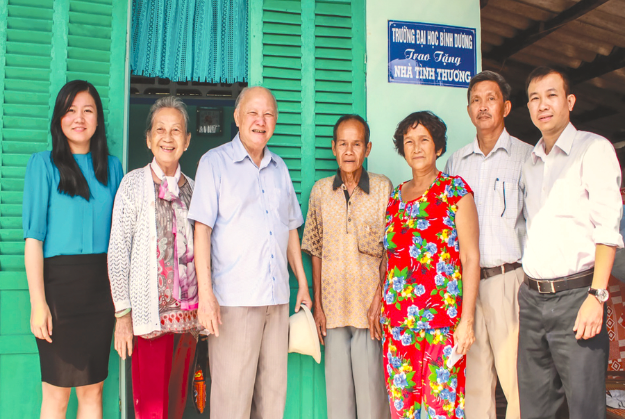 Giáo sư Cao Văn Phường trao nhà tình nghĩa và thăm tặng quà các gia đình liệt sĩ tại huyện Bình Minh, tỉnh Vĩnh Long. Ảnh tư liệu giao-su-cao-van-phuong-4.png