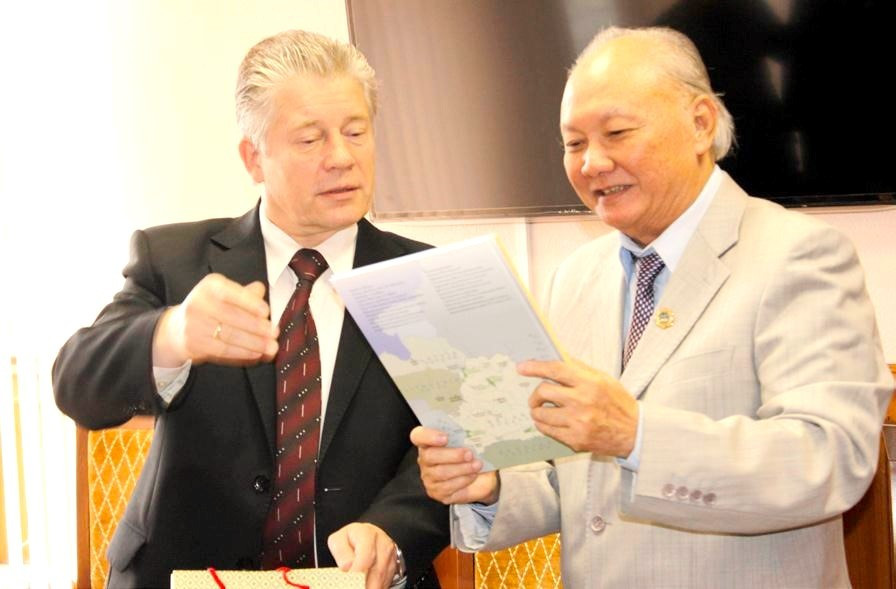 Ông Sergey Aleksandovich - Bộ trưởng Bộ Giáo dục Belarus trao đổi với Giáo sư Cao Văn Phường về những vấn đề phát triển giáo dục giữa Đại học Bình Dương và Belarus (năm 2013). giao-su-cao-van-phuong-2.jpg