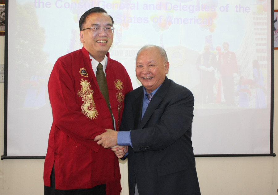 Giáo sư Cao Văn Phường chào mừng ông Lê Thành Ân - Tổng Lãnh sự Hoa Kỳ tại TPHCM đến thăm Trường Đại học Bình Dương vào năm 2012. Ảnh tư liệu giao-su-cao-van-phuong-3.jpg