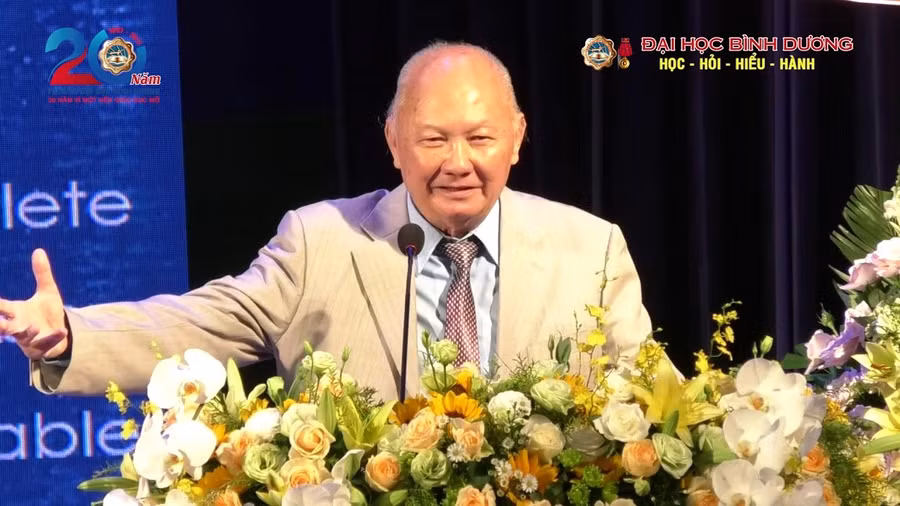 Giáo sư Cao Văn Phường trong Lễ kỷ niệm 20 năm thành lập Trường Đại học Bình Dương. Ảnh tư liệu