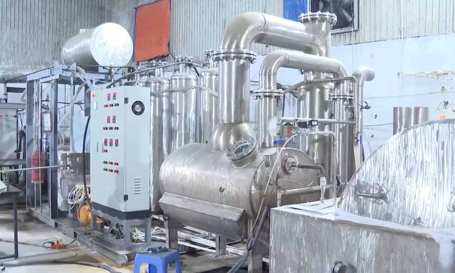 Xưởng sản xuất 'khí cười' được đầu tư máy móc hiện đại.