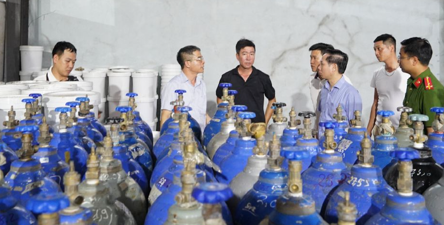 Lực lượng chức năng thu giữ hàng trăm bình khí N2O. thanh-hoa-boc-tran-cong-xuong-san-xuat-khi-cuoi-2.png