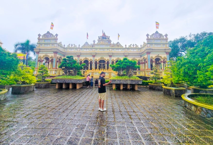 Chùa có kiến trúc Á - Âu hài hòa giao thoa giữa Pháp, La Mã, Thái, Miên, Chàm với những hàng cột thanh mảnh, vòm cong, hoa văn nhiều màu sắc.