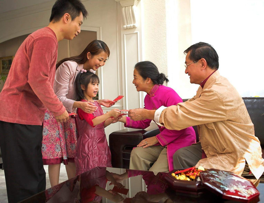 Cha mẹ nhất định phải dạy con cách nhận lì xì, để vừa thể hiện lễ phép, vừa được đánh giá thông minh. Ảnh minh họa: INT