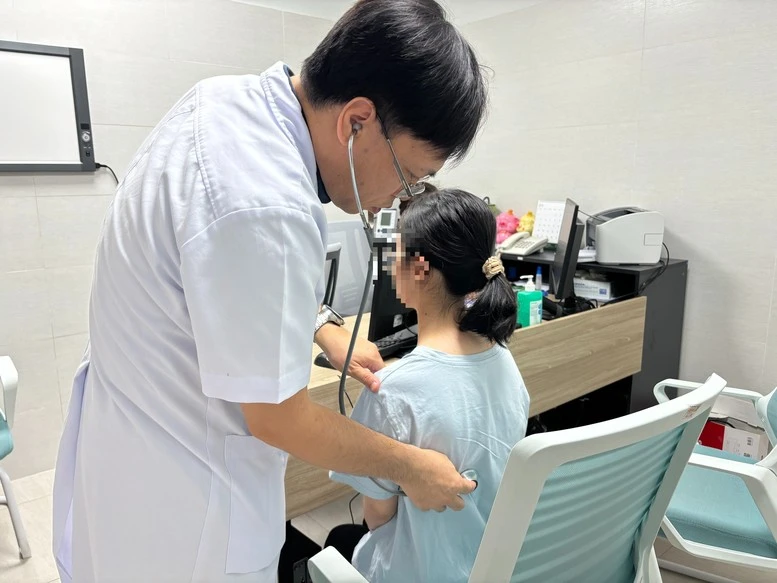 Bác sĩ tái khám cho bệnh nhân. Ảnh: BVCC