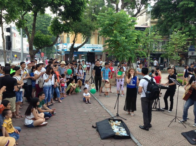 Các hoạt động biểu diễn nghệ thuật tại phố đi bộ Hồ Gươm. Ảnh: INT