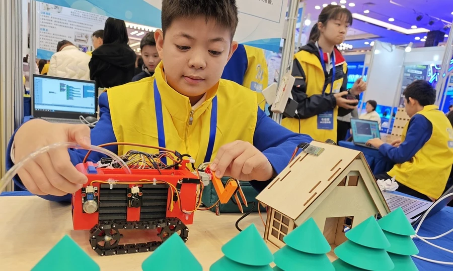 Chính sách mới hạn chế học sinh Trung Quốc lạm dụng AI.