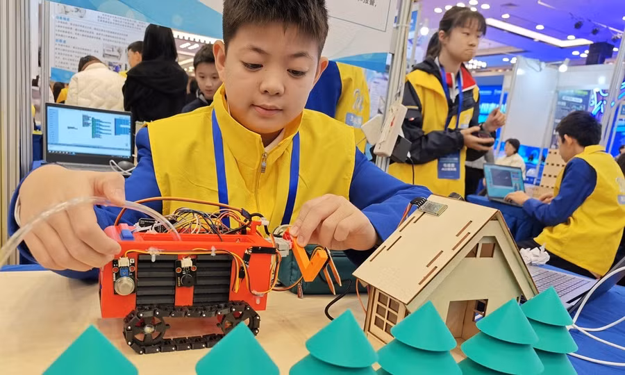 Chính sách mới hạn chế học sinh Trung Quốc lạm dụng AI.