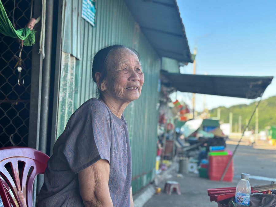 Bà Nhị bên quán nhỏ tại cảng cá Cửa Sót (Lộc Hà, Hà Tĩnh). gap-lai-nguyen-mau-gui-em-co-thanh-nien-xung-phong-2.jpg