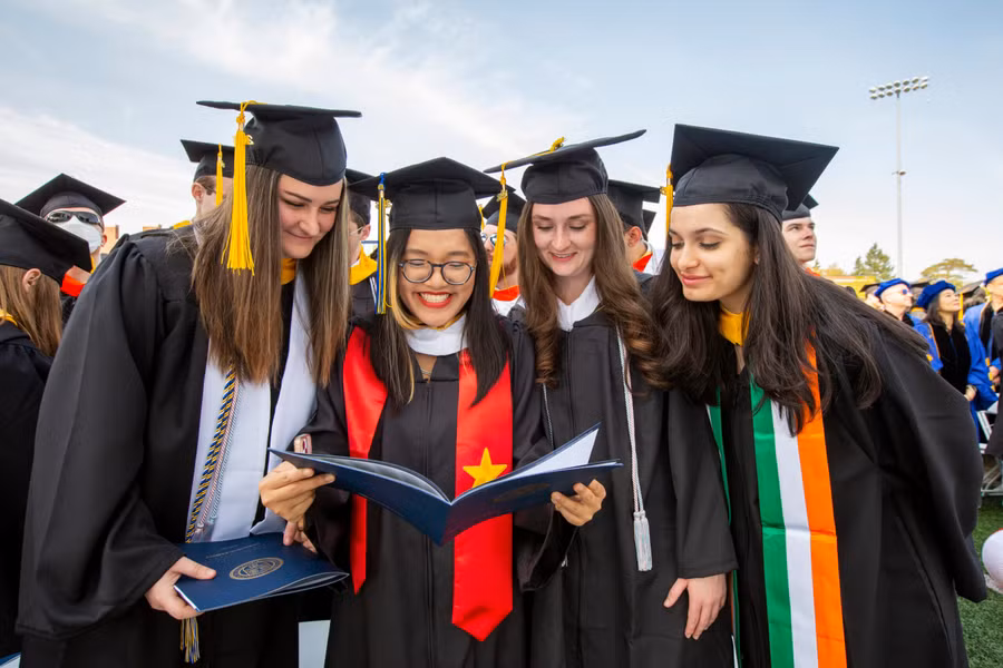 Du học sinh có cơ hội mang gia đình sang định cư sau khi tốt nghiệp.