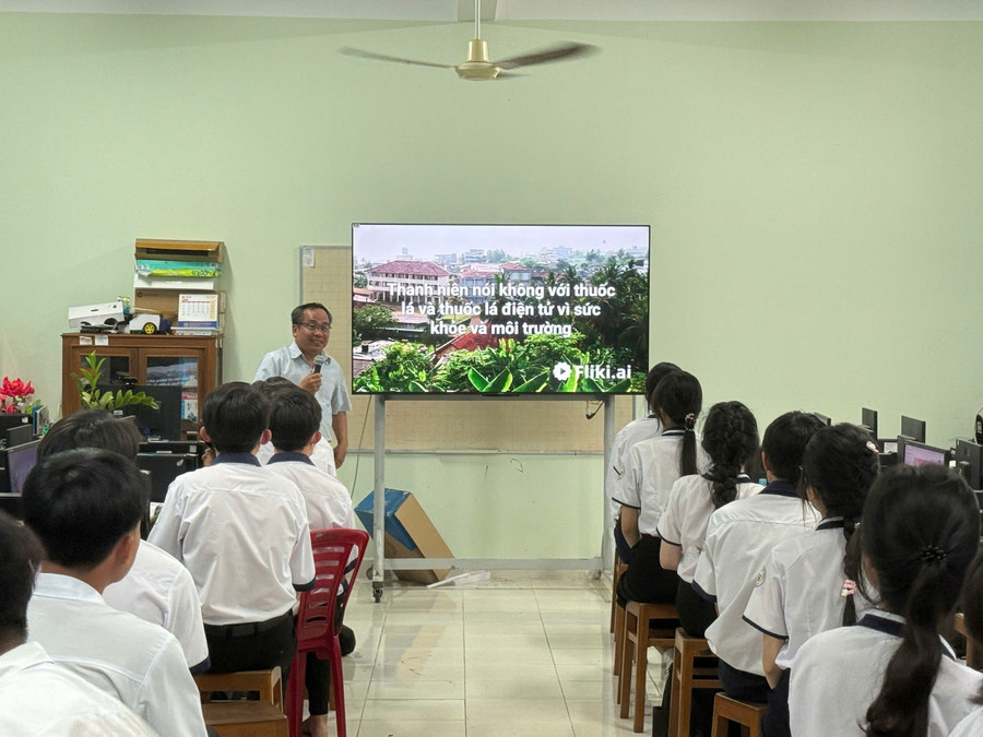 Tuyên truyền về tác hại thuốc lá tại Trường THPT Nguyễn Huệ (Vĩnh Long). Ảnh: NTCC