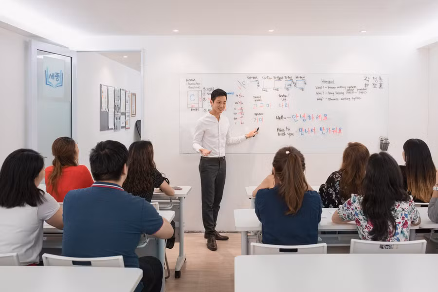 Nhiều người trẻ Hàn Quốc đăng ký học tiếng Ukraine, Ba Lan…