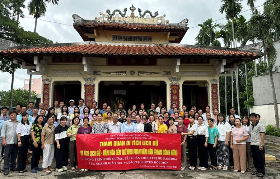 Học sinh Trường THCS Phan Văn Hớn tham gia hoạt động ngoại khóa tìm hiểu lịch sử tại đền thờ Phan Văn Hớn. Ảnh: Nguyễn Sỹ Phước – NTCC phan-van-hon-nong-dan-anh-hung-18-thon-vuon-trau-5.jpg