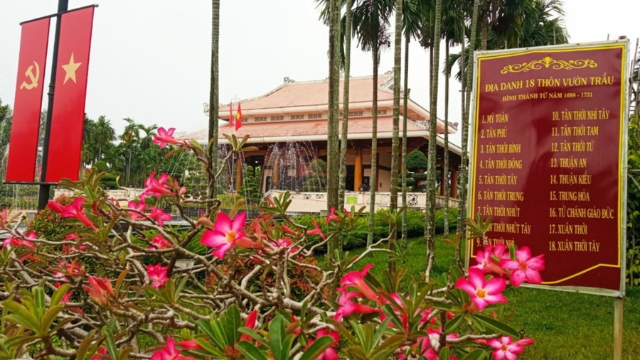 Tấm bia ghi địa danh 18 Thôn Vườn Trầu trong khuôn viên khu di tích lịch sử Nga ba Giồng. phan-van-hon-nong-dan-anh-hung-18-thon-vuon-trau-4.jpg