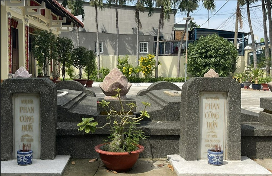 Phần mộ ông Phan Văn Hớn và vợ trong khu đền thờ. Ảnh: Cổng TTĐT Hóc Môn phan-van-hon-nong-dan-anh-hung-18-thon-vuon-trau-2.jpg