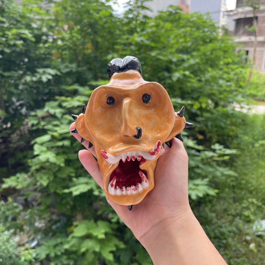 Kênh TikTok của Tiệm Gớm Long Bình thu hút hàng triệu lượt xem và theo dõi. Ảnh chụp màn hình dua-hoi-tho-hien-dai-vao-gom-bat-trang-2.jpg