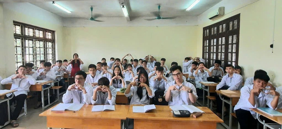 Cô trò lớp 12A4 Trung tâm GDTX tỉnh Bắc Ninh cùng hướng về một mùa thi thành công. Ảnh: NVCC.