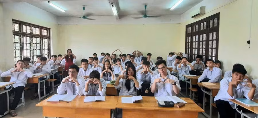 Cô trò lớp 12A4 Trung tâm GDTX tỉnh Bắc Ninh cùng hướng về một mùa thi thành công. Ảnh: NVCC.