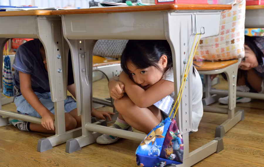 Trẻ em Nhật Bản học sơ tán và phòng chống thiên tai trong trường học.