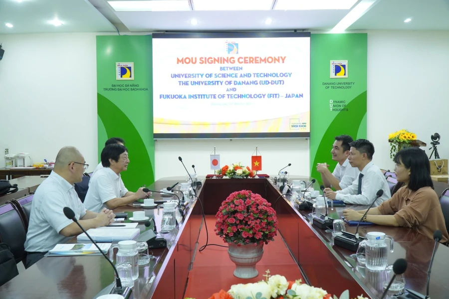 Trường Đại học Bách khoa (Đại học Đà Nẵng) và Đại học Công nghệ Fukuoka (Nhật Bản) cùng thảo luận để ký kết biên bản ghi nhớ hợp tác. Ảnh: NTCC