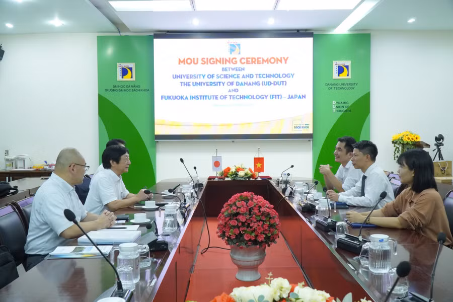 Trường Đại học Bách khoa (Đại học Đà Nẵng) và Đại học Công nghệ Fukuoka (Nhật Bản) cùng thảo luận để ký kết biên bản ghi nhớ hợp tác. Ảnh: NTCC