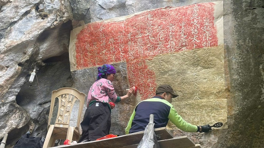 Các chuyên gia đang rập thác bản văn bia Ma Nhai. Ảnh: Tường Vi ma-nhai-co-tu-thanh-tich-da-giua-dai-ngan-linh-thieng-2.jpg
